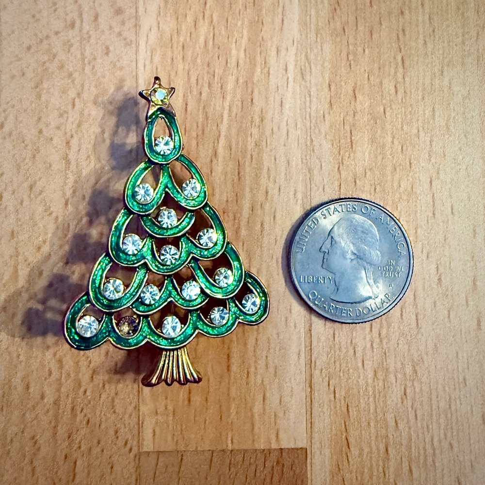 Elegant Green Christmas Tree Brooch Signed 🎄
